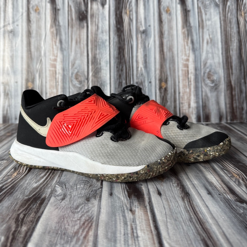 Nike Kyrie Flytrap 3 Light Smoke Size 4Y